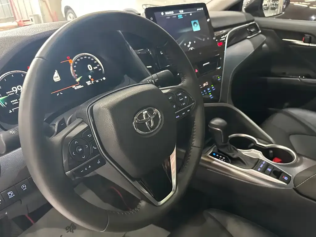 Toyota Camry — фото 4