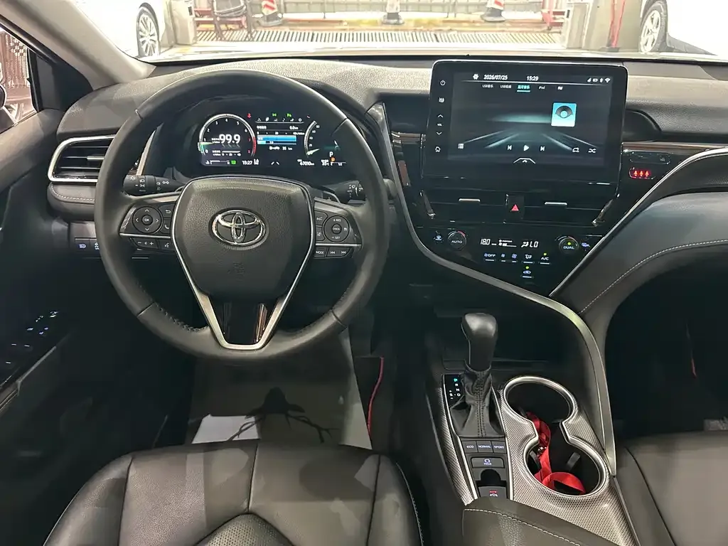 Toyota Camry — фото 10
