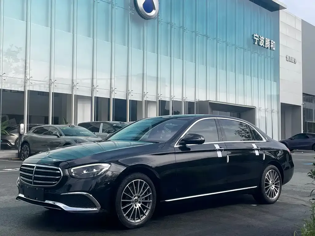 Mercedes-Benz E-Class — фото 1