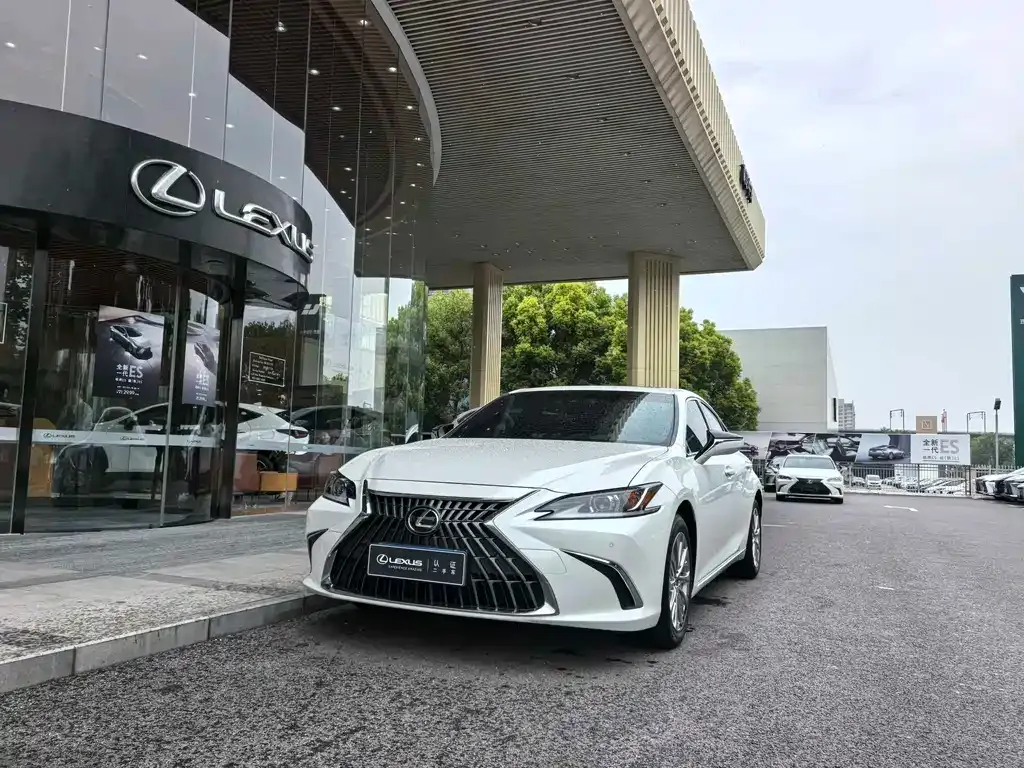 Lexus ES — фото 1