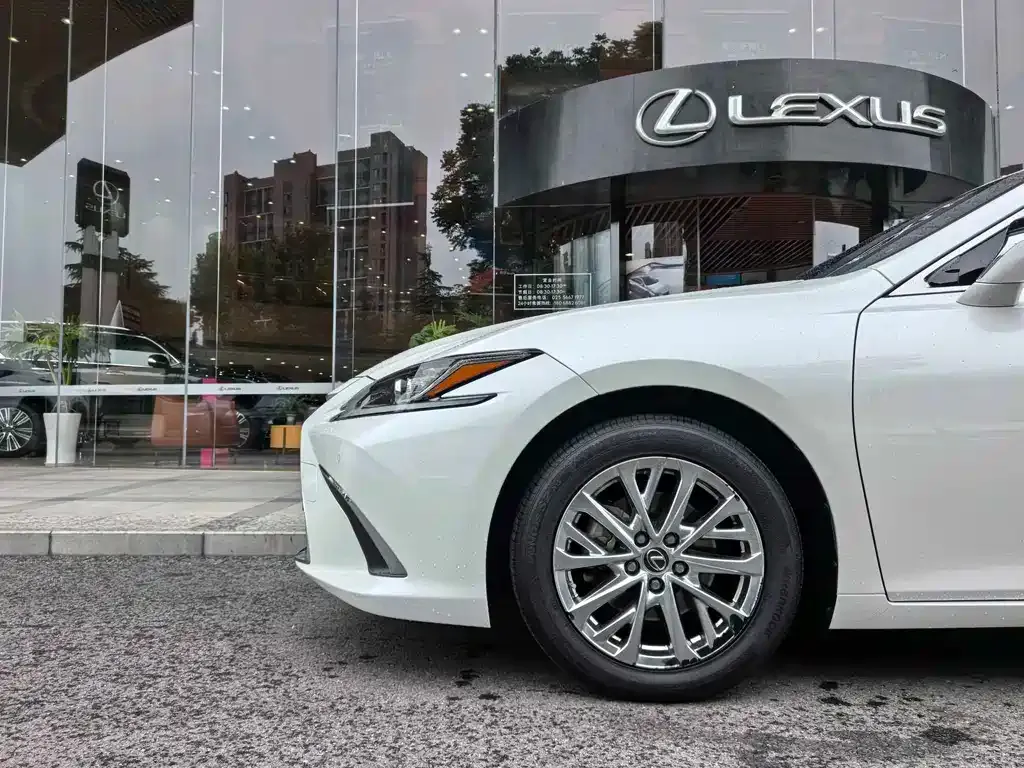 Lexus ES — фото 10