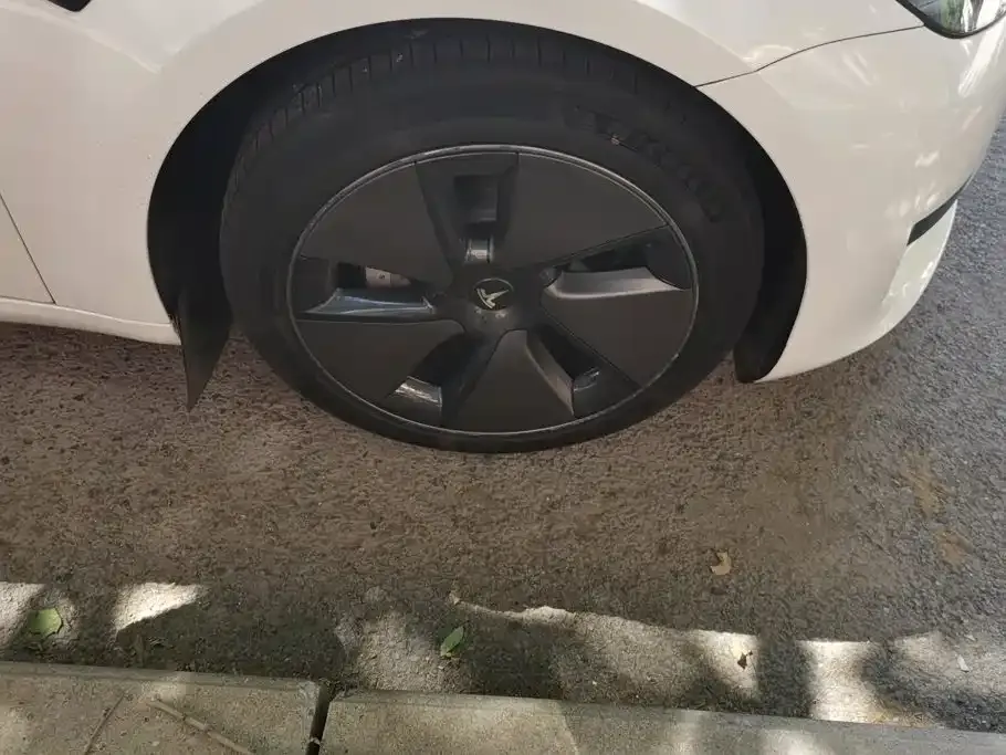 Tesla Model 3 — фото 4