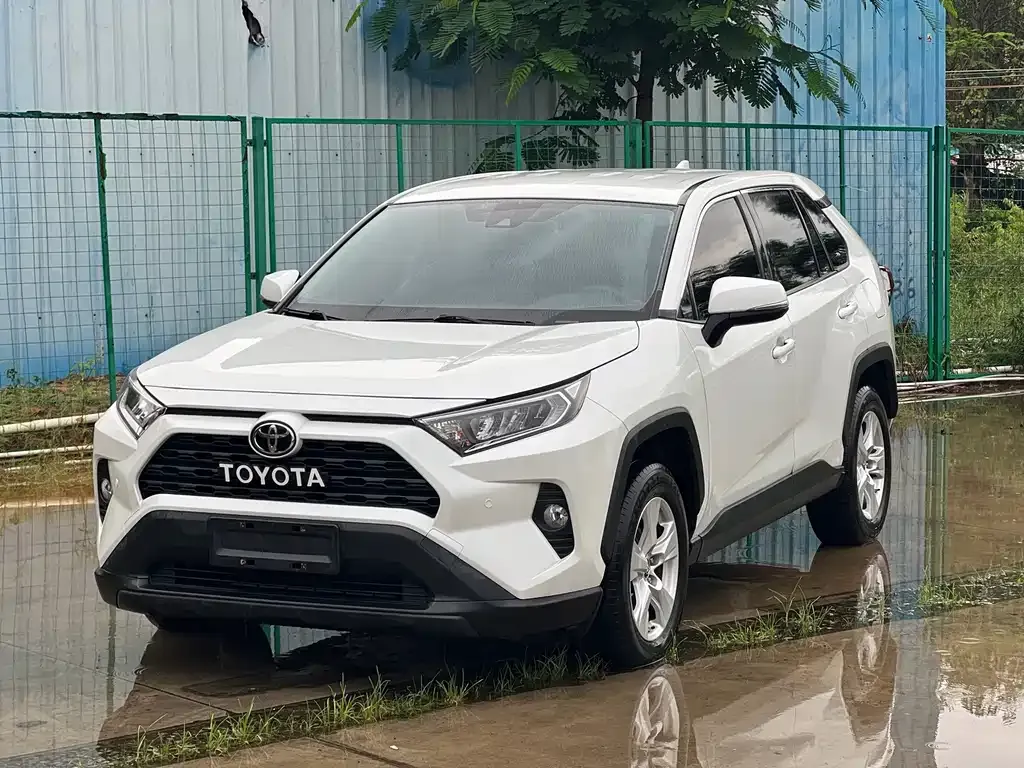 Toyota RAV4 — фото 1