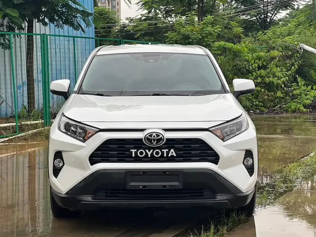 Toyota RAV4 — фото 8