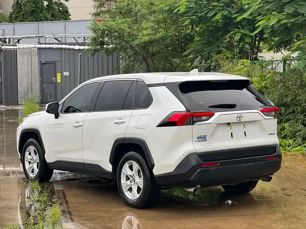 Toyota RAV4 — фото 10