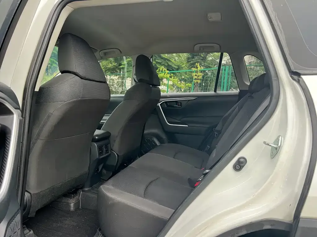 Toyota RAV4 — фото 2