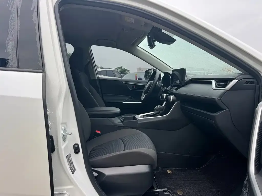 Toyota RAV4 — фото 4