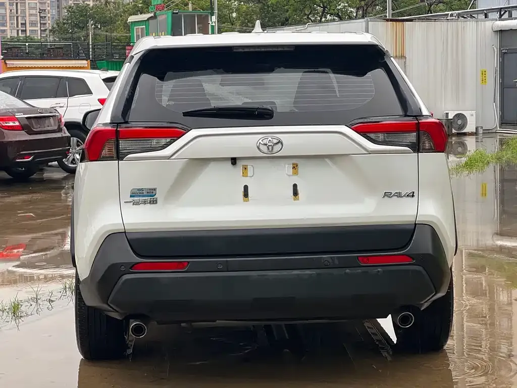 Toyota RAV4 — фото 7