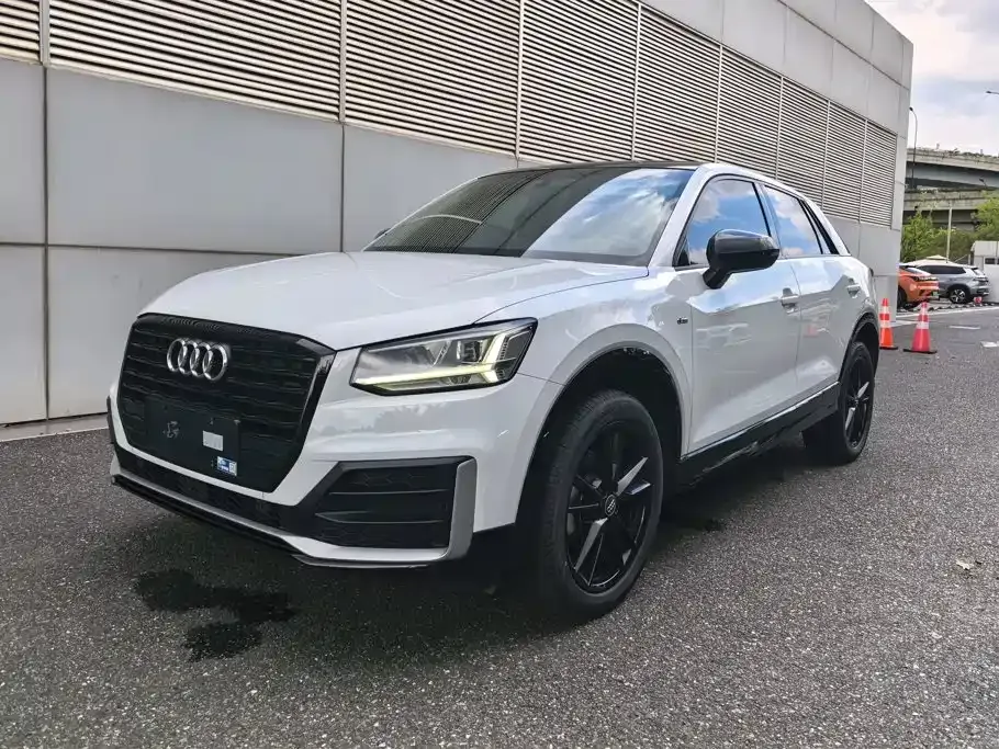Audi Q2L — фото 1