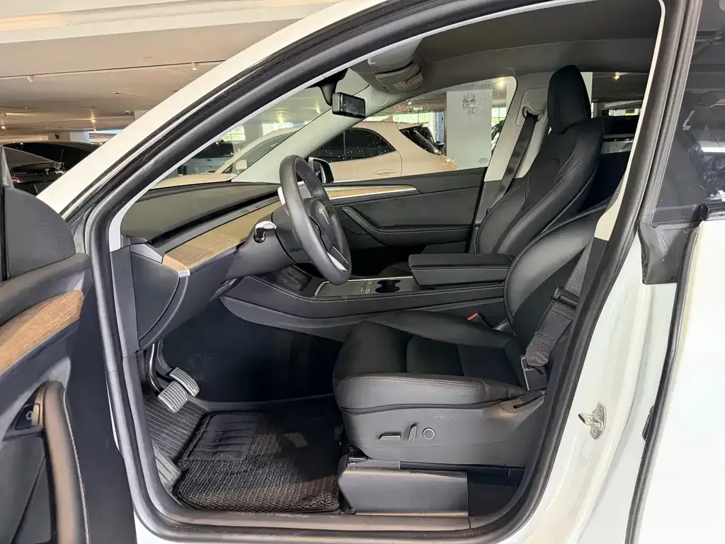 Tesla Model Y — фото 8