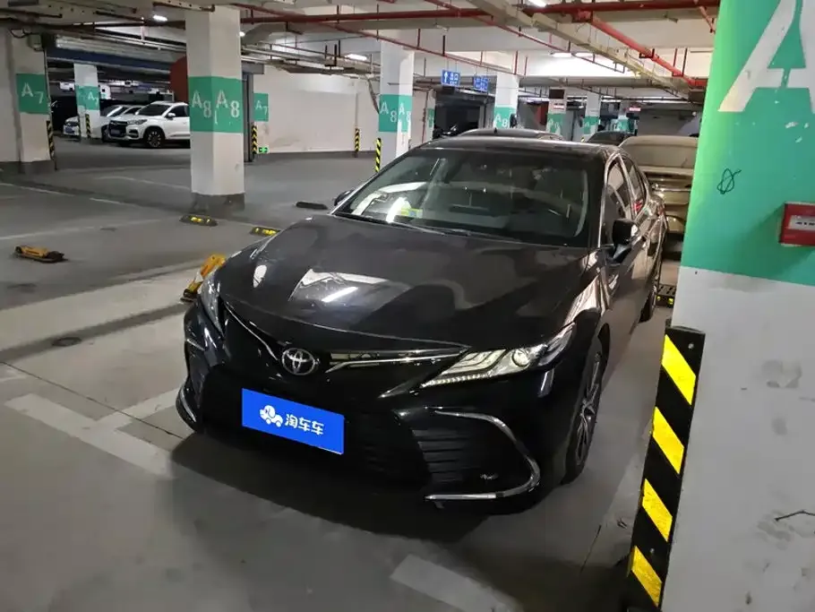 Toyota Camry — фото 1