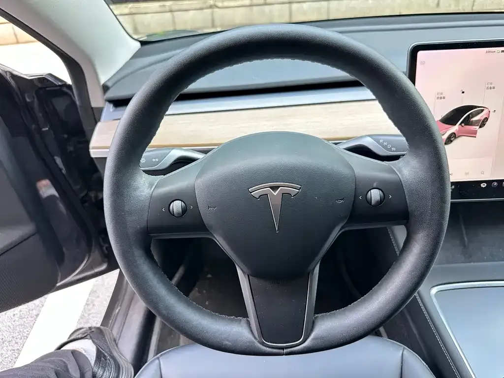 Tesla Model 3 — фото 4