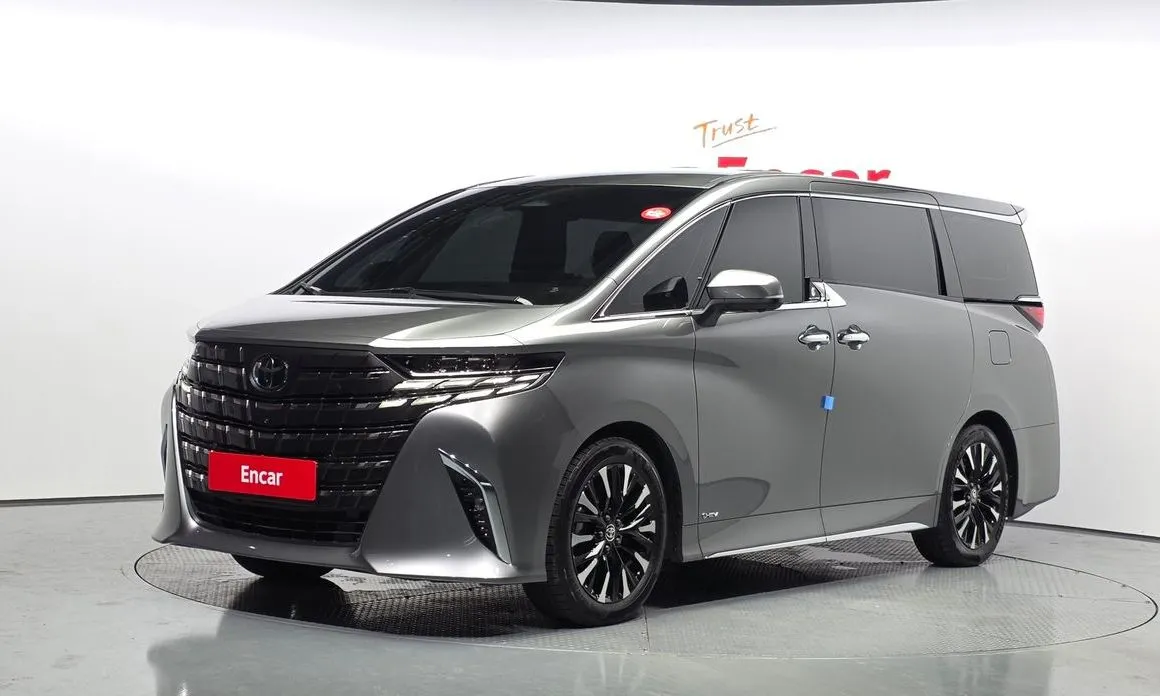 Toyota Alphard — фото 1