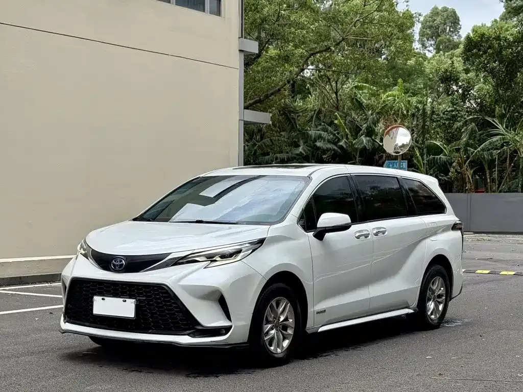 Toyota Granvia — фото 1