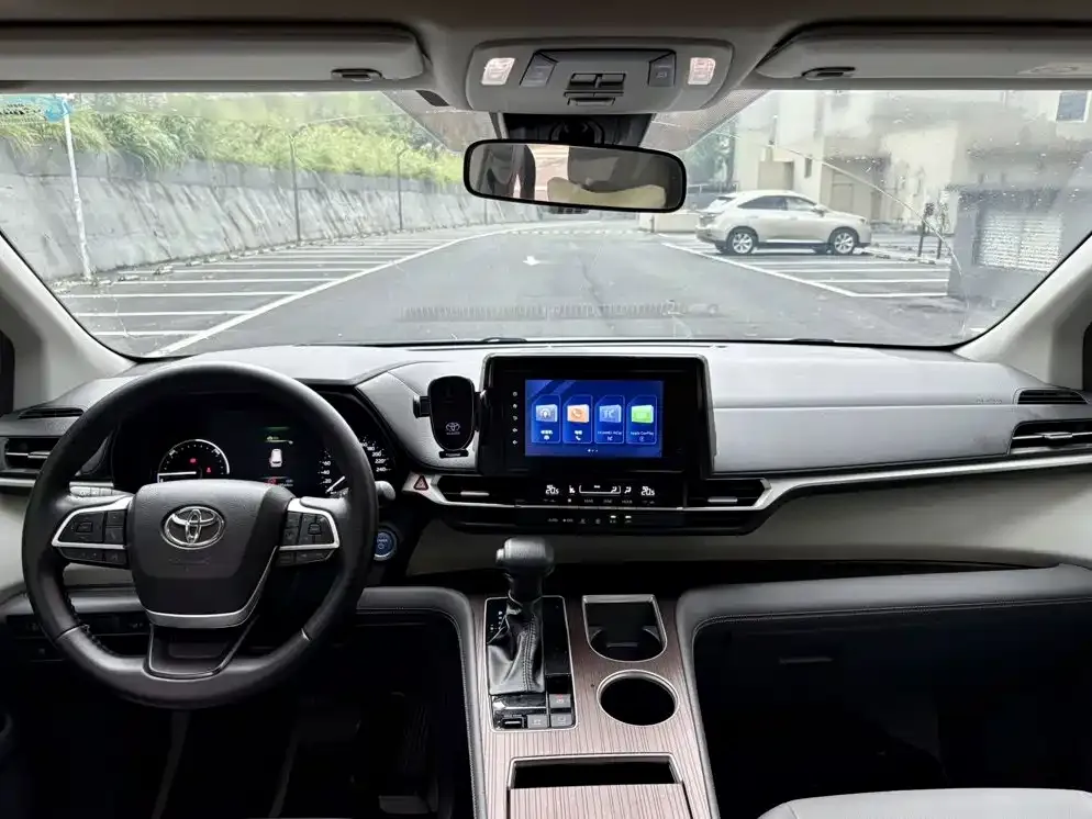 Toyota Granvia — фото 2