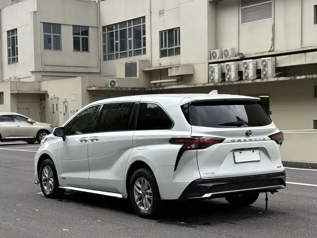 Toyota Granvia — фото 6