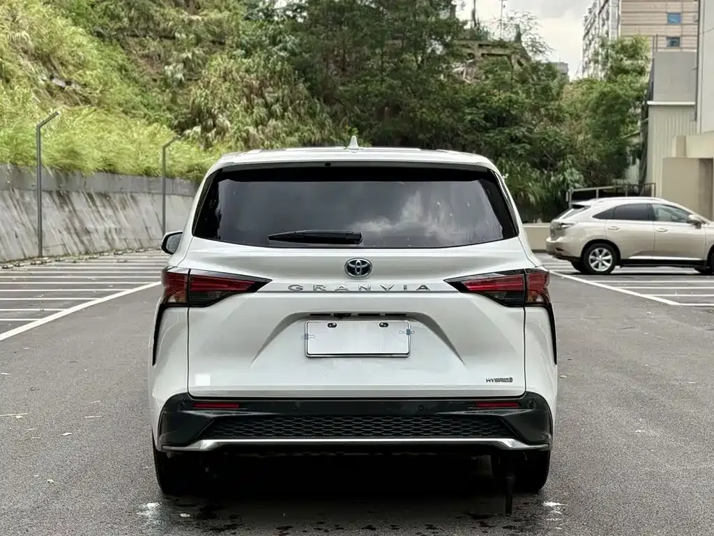 Toyota Granvia — фото 5