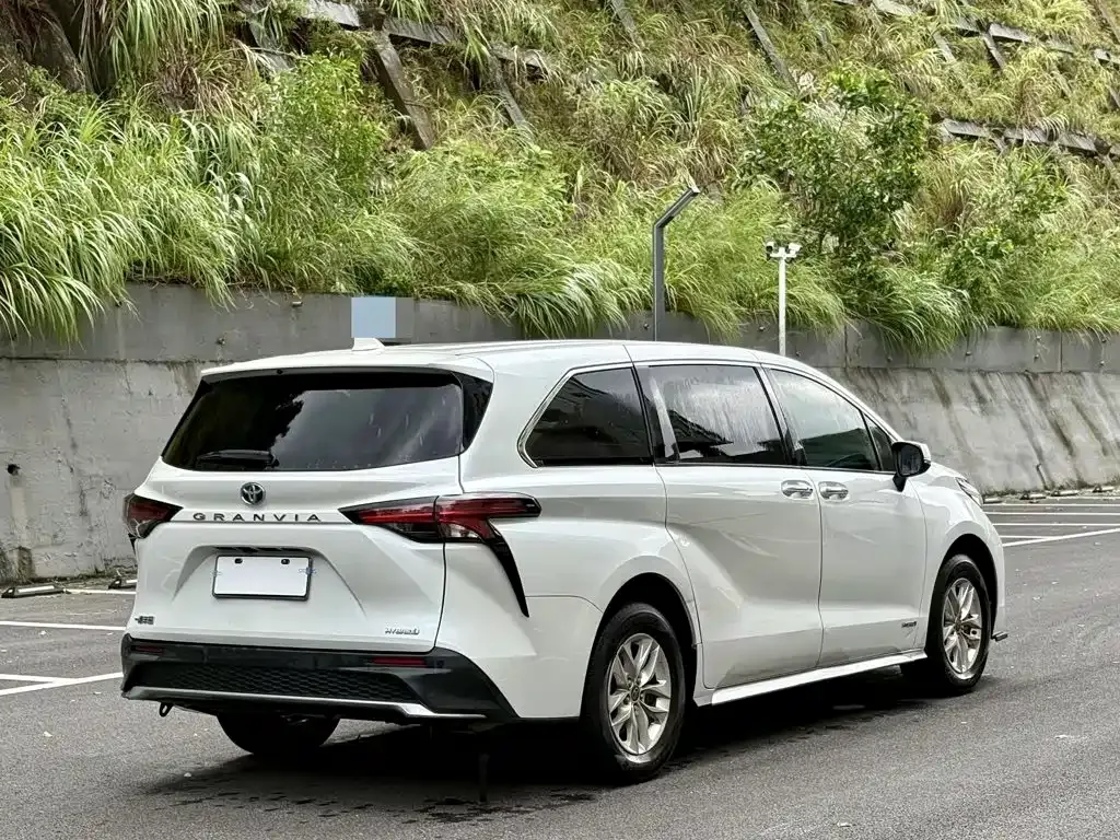 Toyota Granvia — фото 9