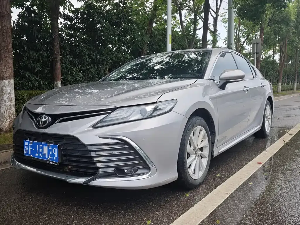 Toyota Camry — фото 1