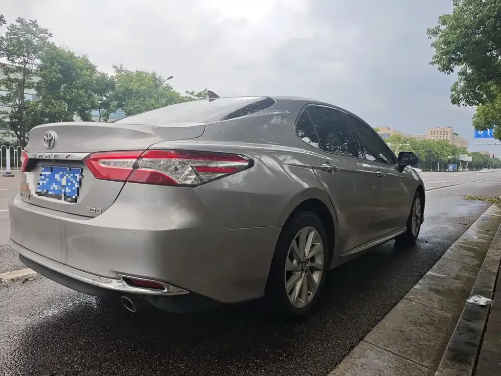 Toyota Camry — фото 9