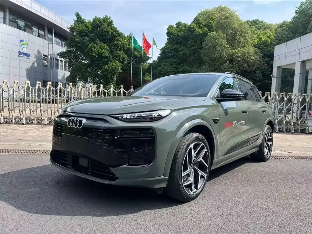 Audi Q6L e-tron — фото 1