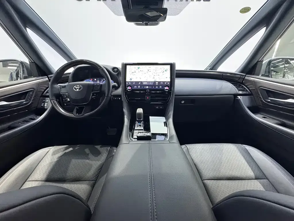 Toyota Alphard — фото 10