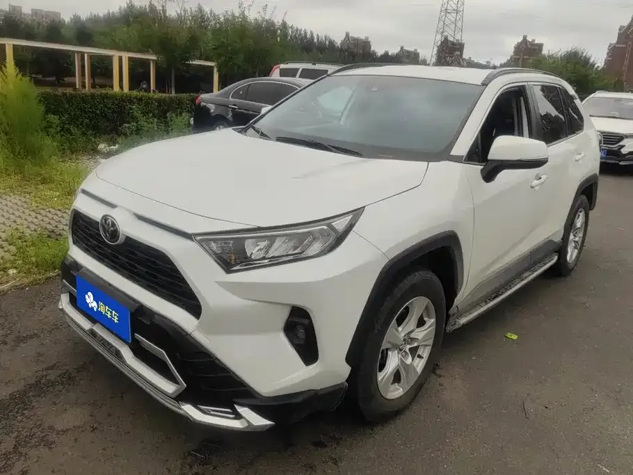 Toyota RAV4 — фото 1