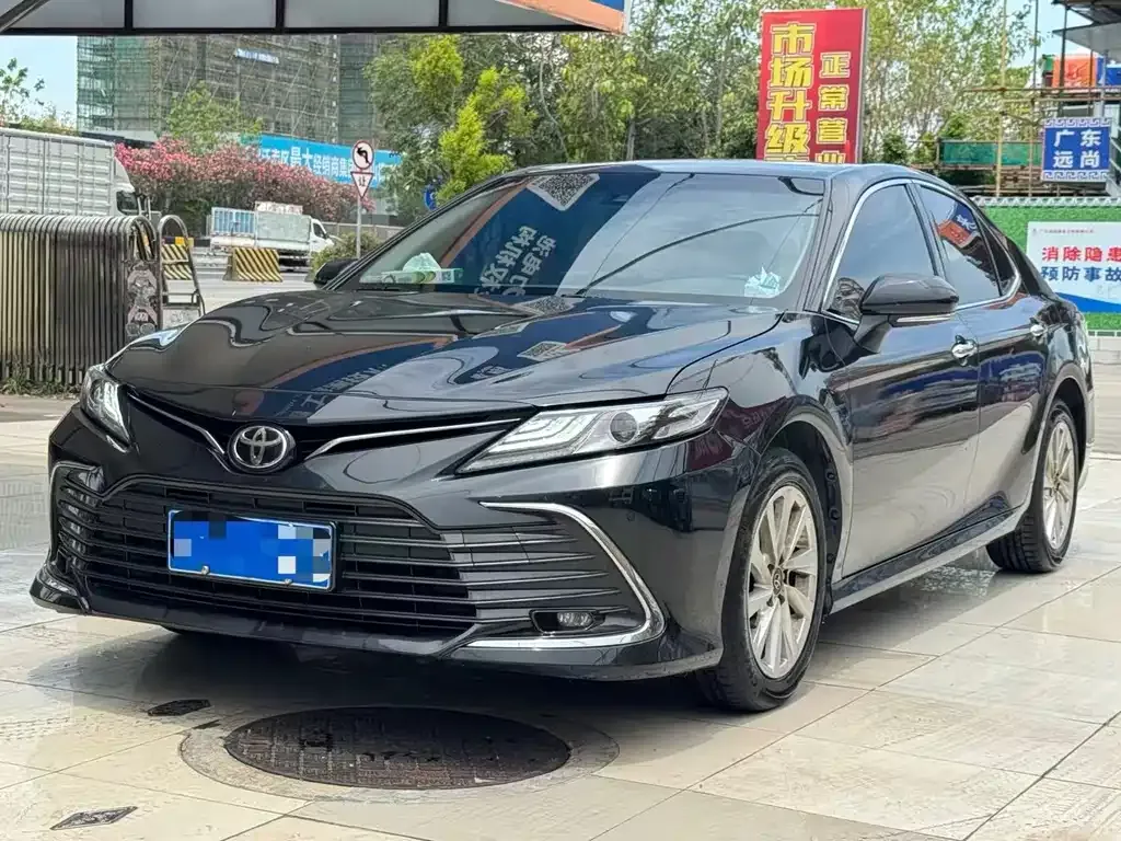 Toyota Camry — фото 1