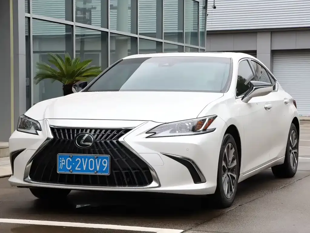 Lexus ES — фото 1