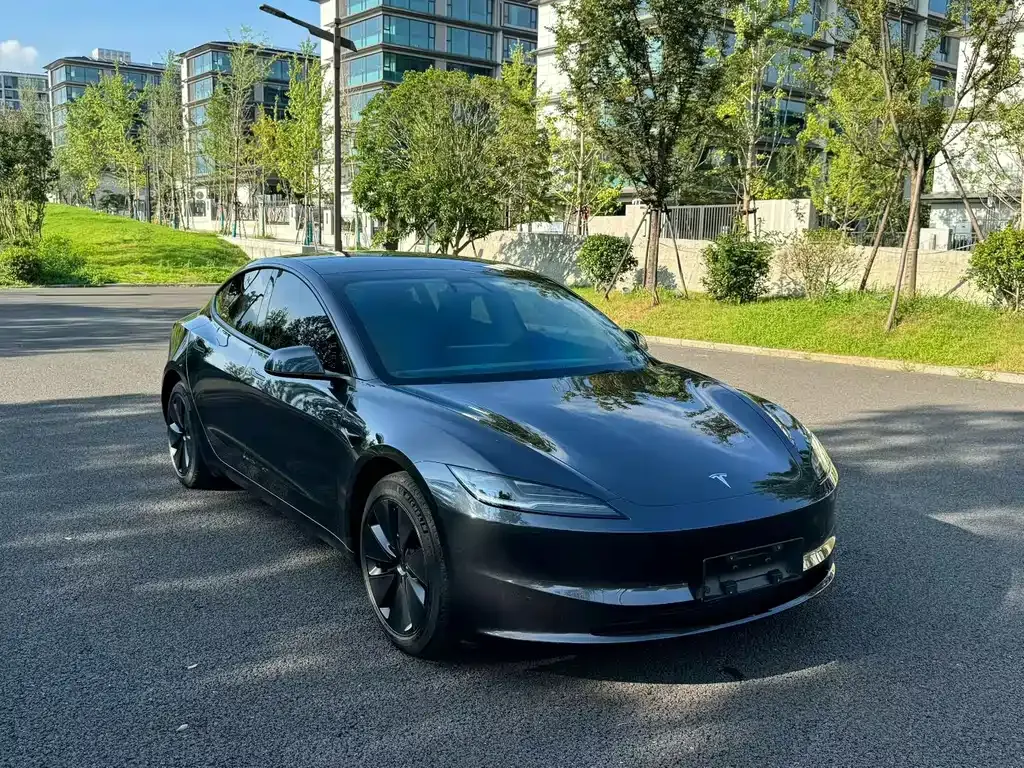 Tesla Model 3 — фото 1