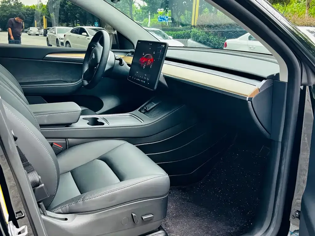 Tesla Model Y — фото 8