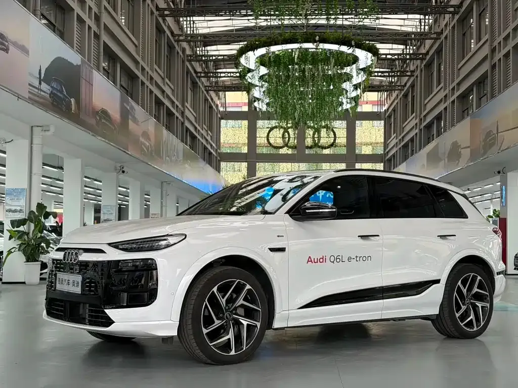 Audi Q6L e-tron — фото 1