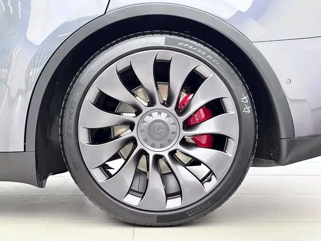 Tesla Model Y — фото 9