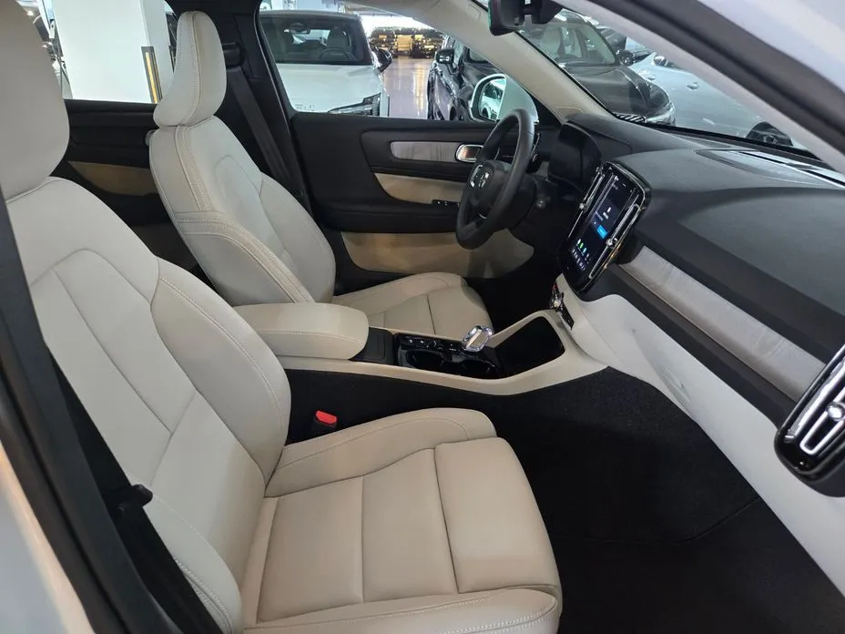 Volvo XC40 — фото 10