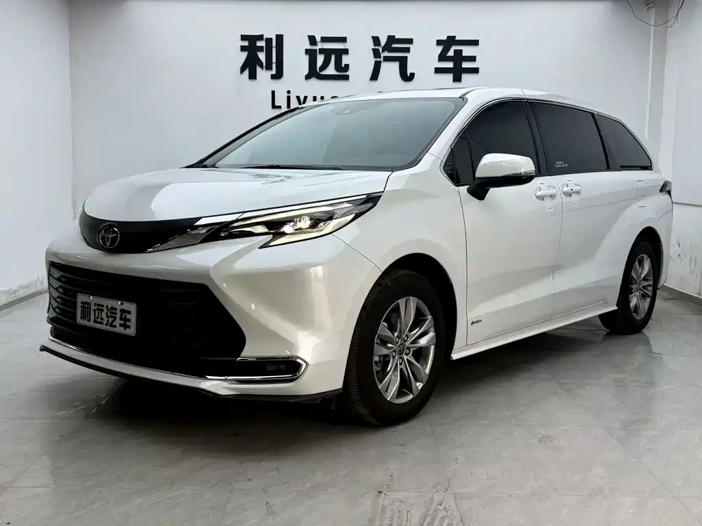Toyota Sienna — фото 1