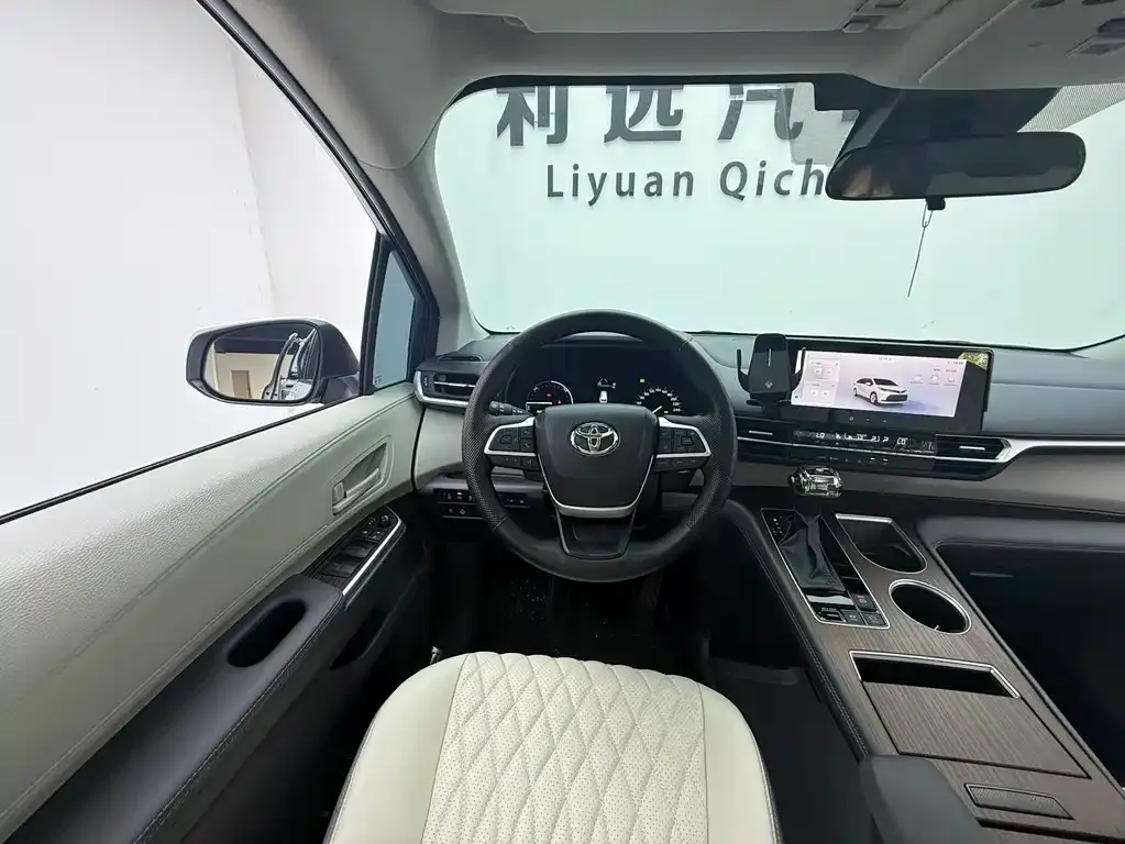 Toyota Sienna — фото 10