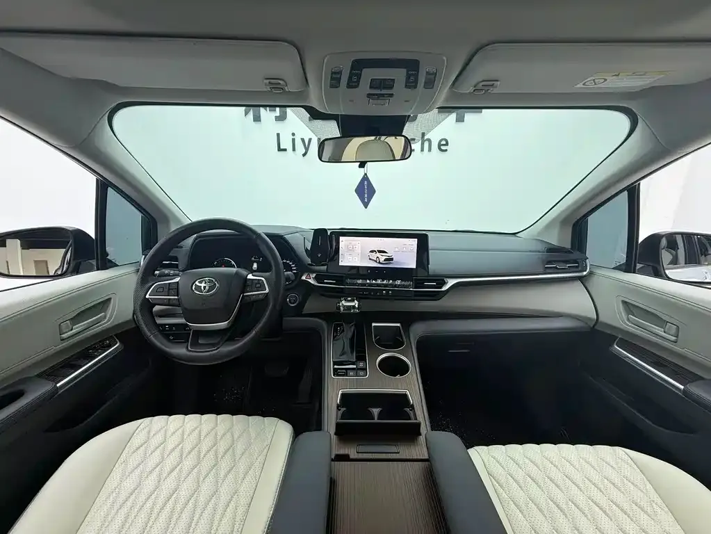 Toyota Sienna — фото 2