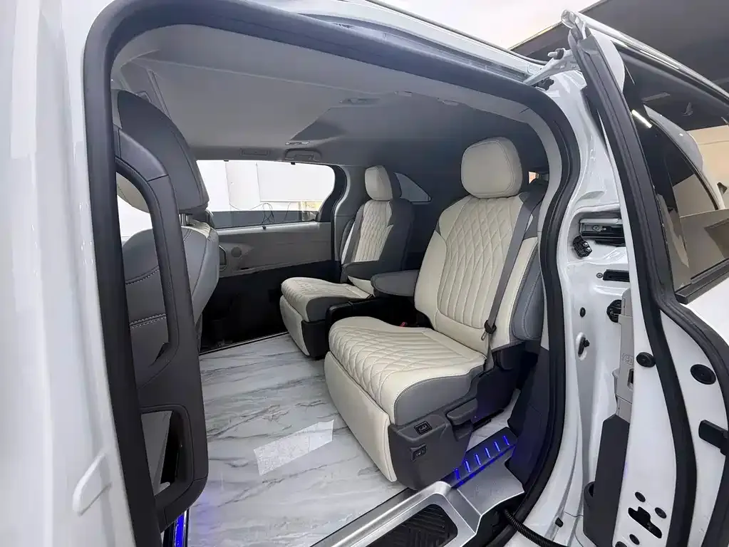 Toyota Sienna — фото 4
