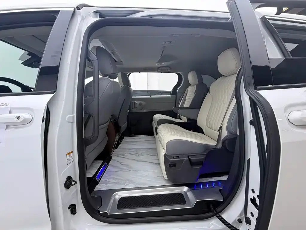 Toyota Sienna — фото 7