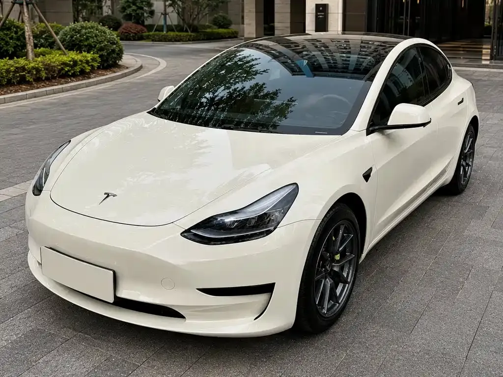 Tesla Model 3 — фото 1