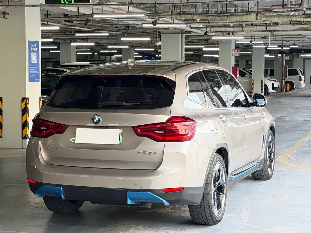 BMW iX3 — фото 8