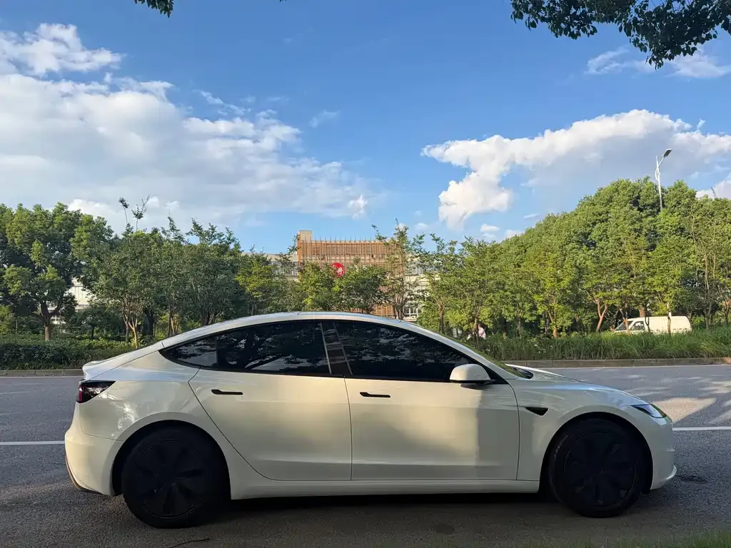 Tesla Model 3 — фото 10