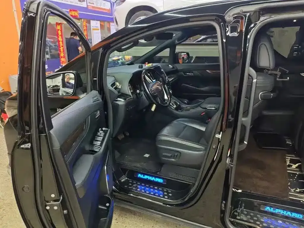 Toyota Alphard — фото 5