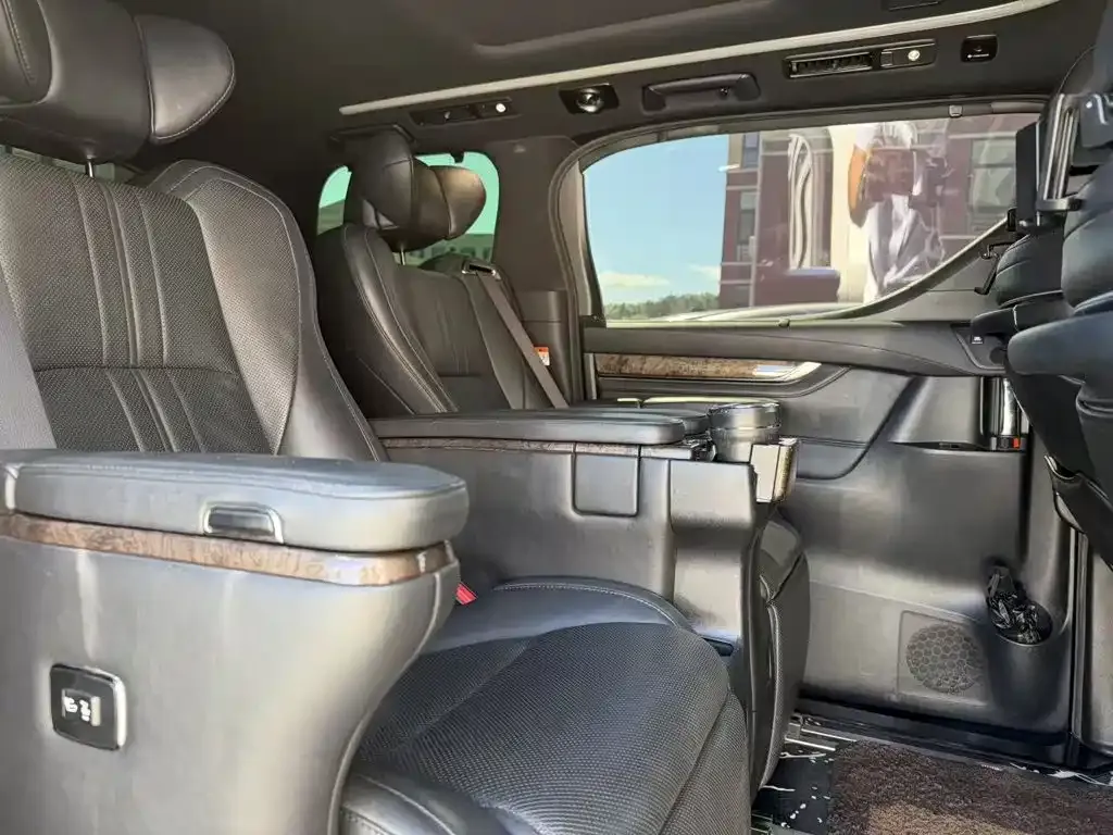 Toyota Alphard — фото 7