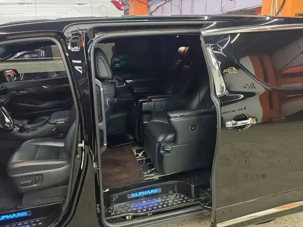 Toyota Alphard — фото 6