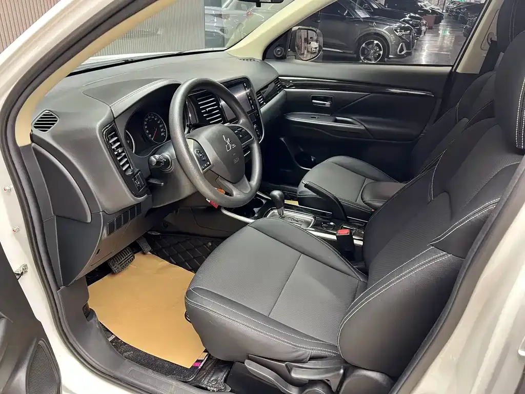 Mitsubishi Outlander — фото 10