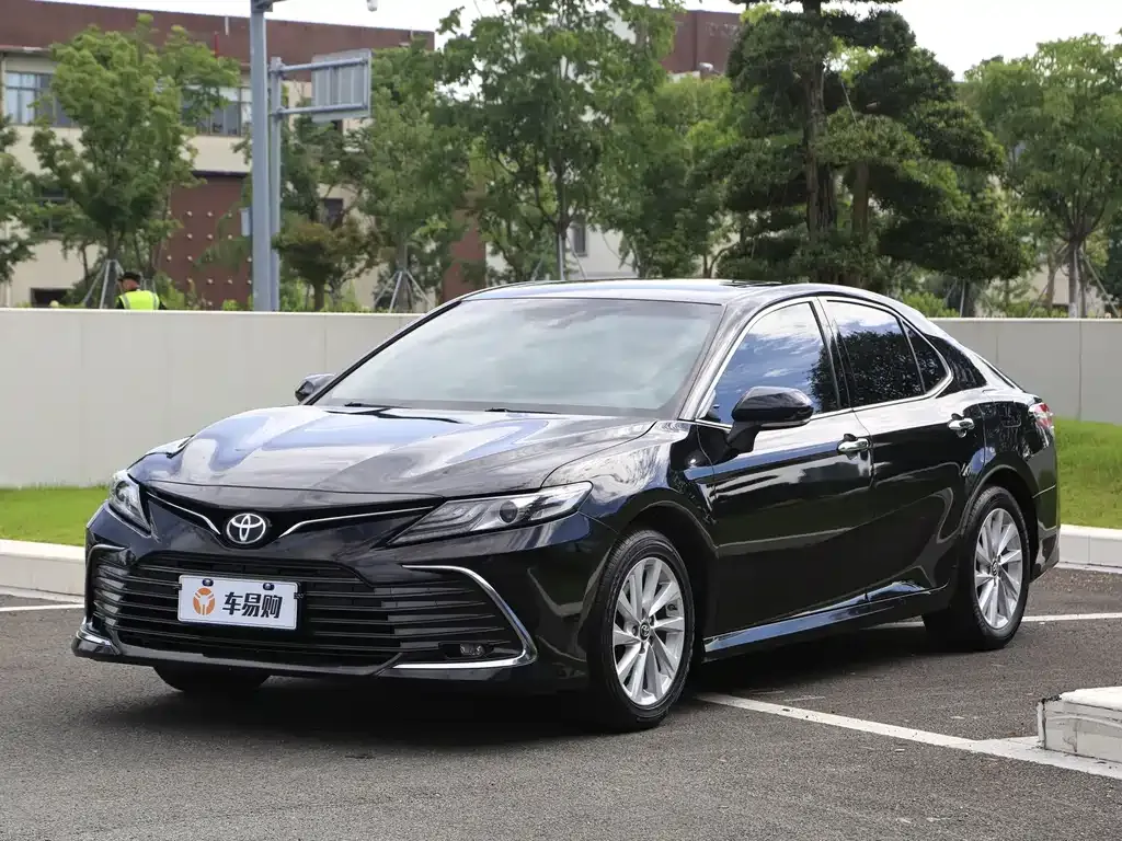 Toyota Camry — фото 1