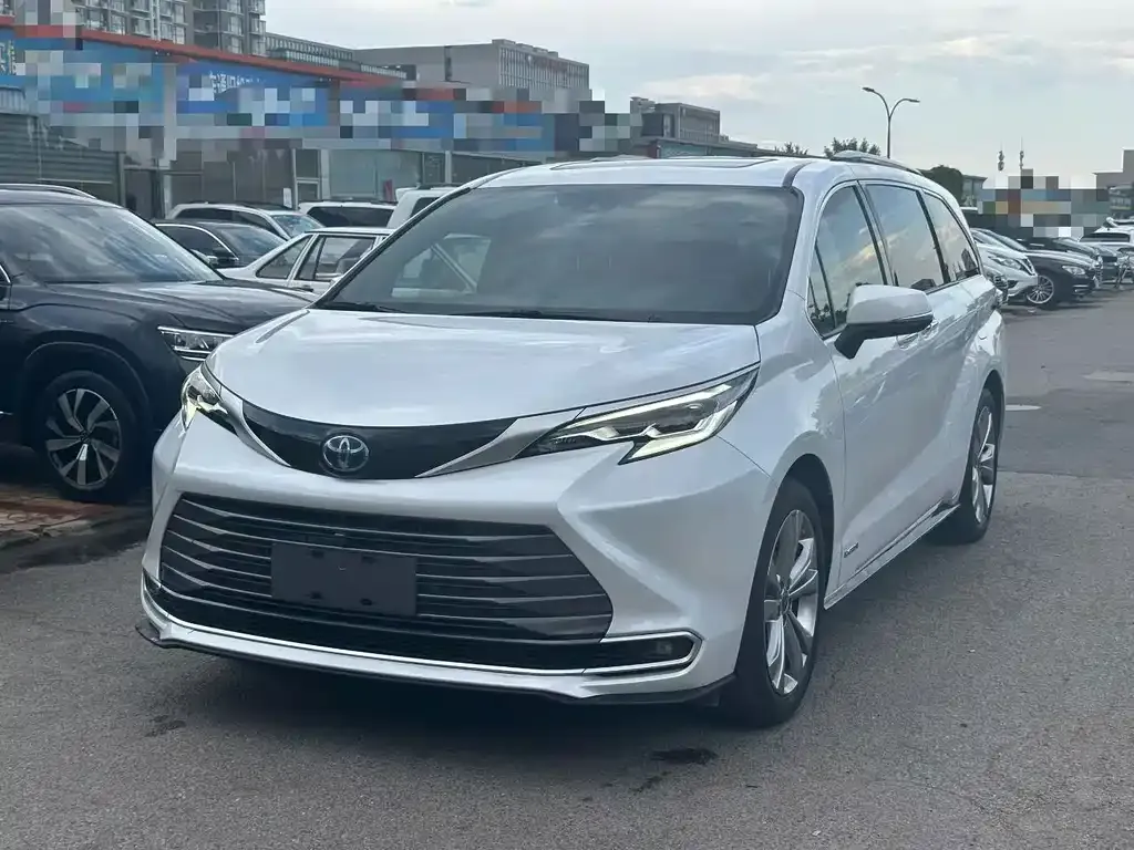 Toyota Sienna — фото 1