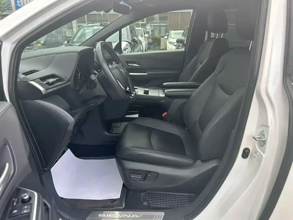 Toyota Sienna — фото 9