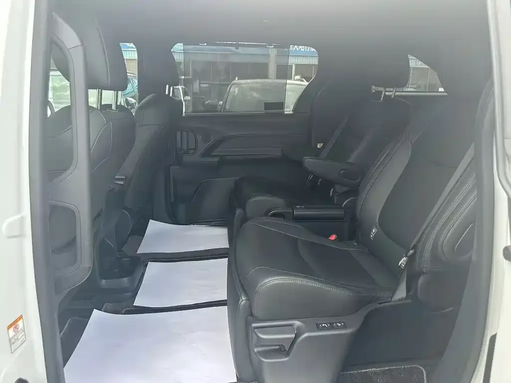 Toyota Sienna — фото 2